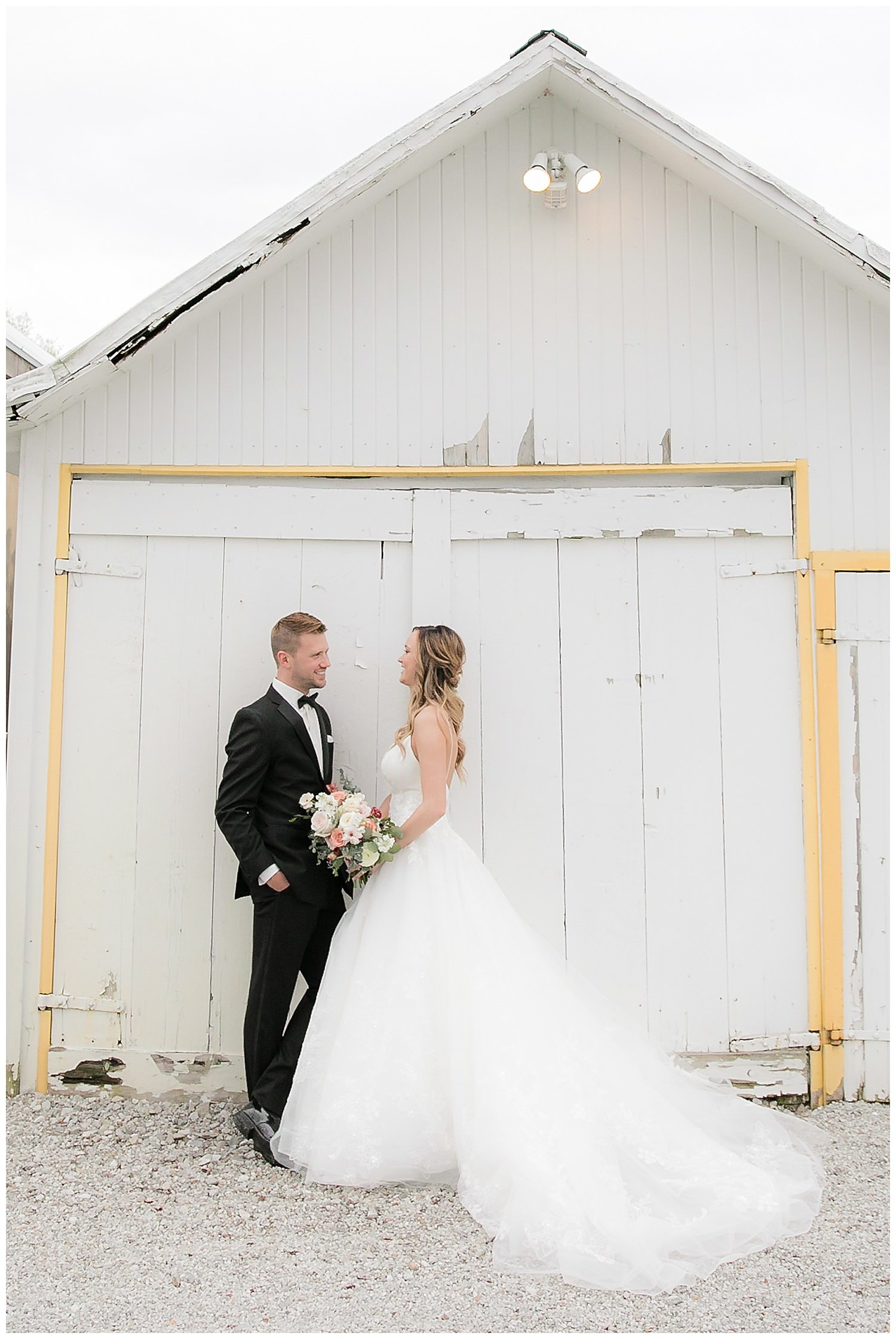 laura witherow photographs couple at jorgensen farms in ohio