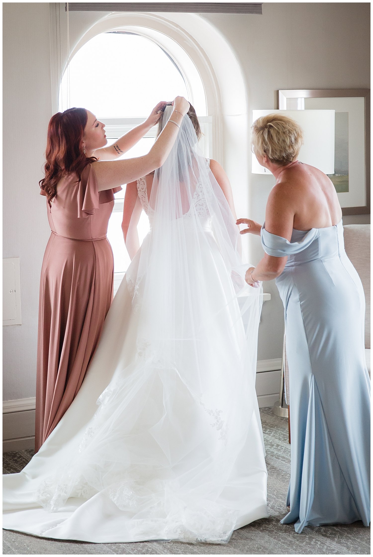 bride getting ready at the westin in downtown columbus