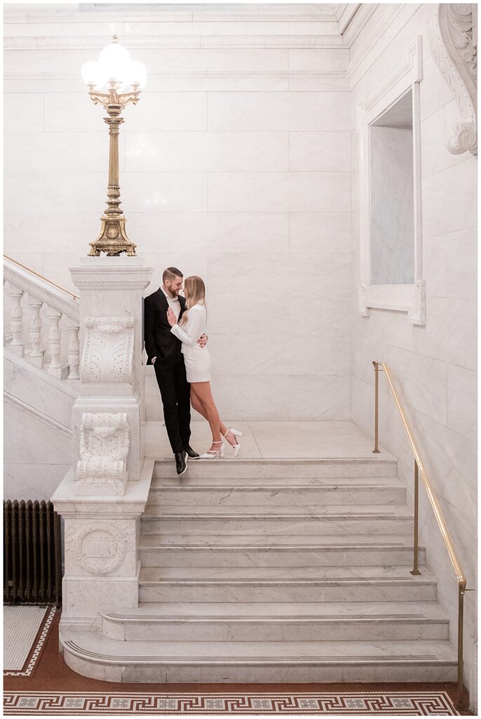 best pose for engagement photos at the Ohio Statehouse