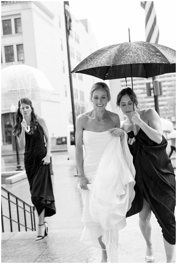 rainy-wedding-day-at-columbus-statehouse